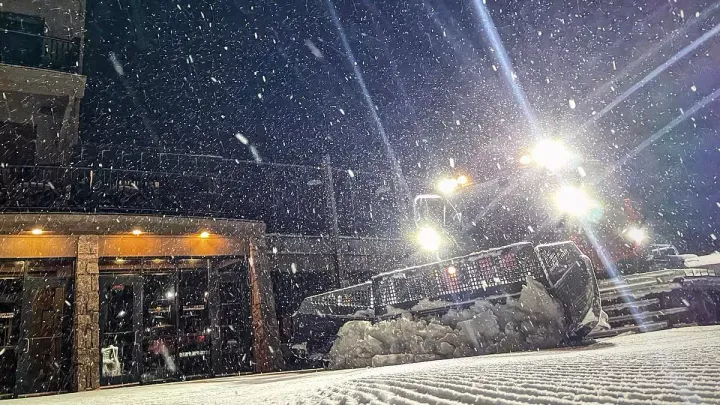 Bretton Woods still dumping early this morning with 24 hours of snow to go.  📷 Bretton Woods